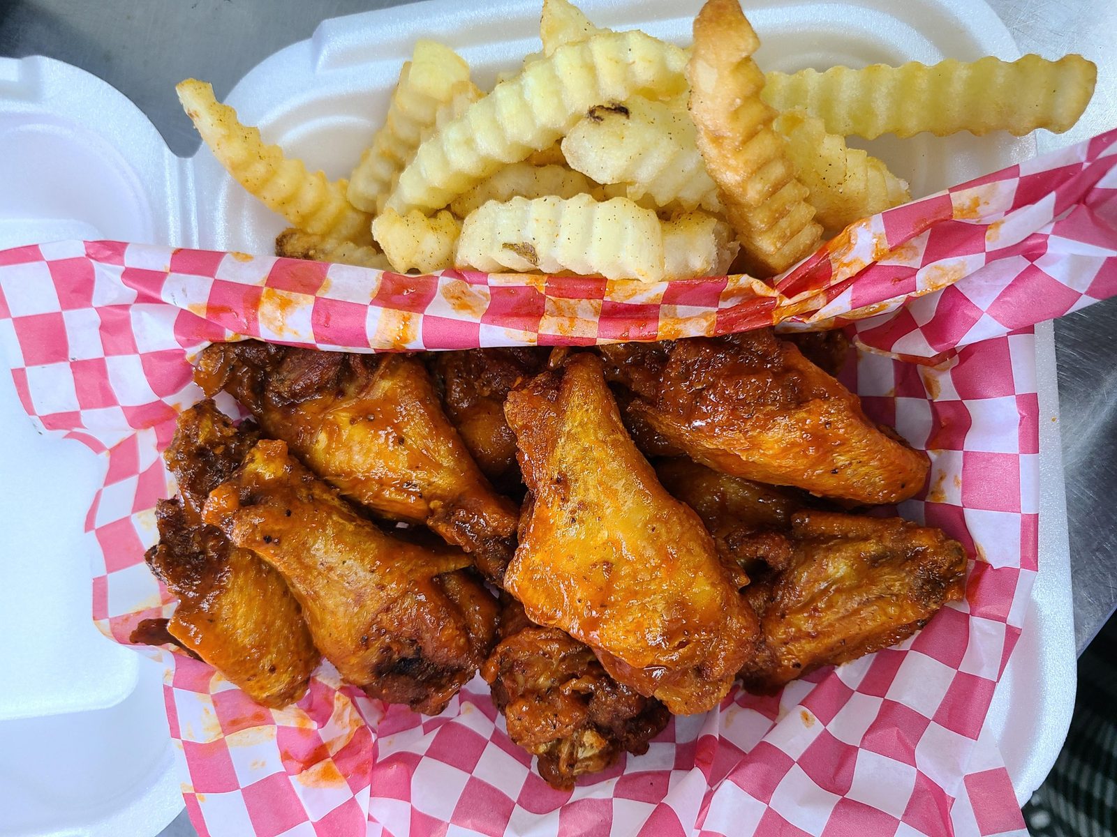 Garlic wings with fries
